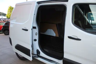 Toyota Proace Verso Electric 2022 - 22750 EUR, 52000 km - AUTO.MOTO.pt - 52000km - foto 5 de 28