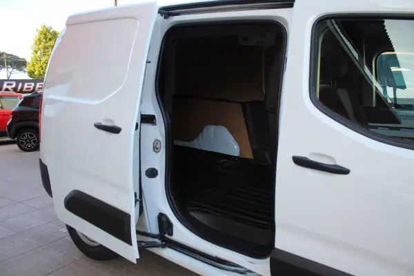 Toyota Proace Verso Electric 2022 - 22750 EUR, 52000 km - AUTO.MOTO.pt - 52000km - foto 5 de 28