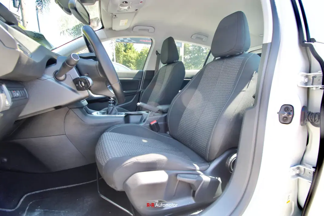 Peugeot 308 2018 - 11900 EUR, 90000 km - 90000km - foto 19 de 29
