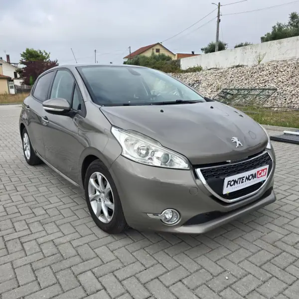 Peugeot 208 2012 - 7450 EUR, 127525 km - AUTO.MOTO.pt - 127525km - foto 2 de 16