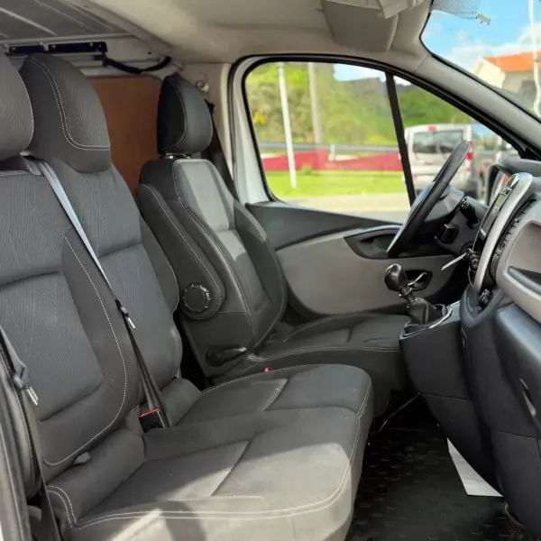 Renault TRAFIC 1.6 DCI GRAND COMFORT 2018 - 11500 EUR, 204000 km - AUTO.MOTO.pt - 204000km - foto 13 de 14