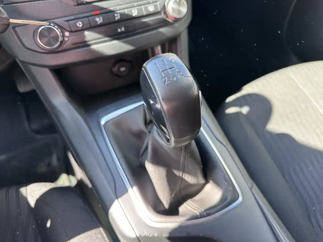 Peugeot 308 2018 - 12500 EUR, 280000 km - AUTO.MOTO.pt - 280000km - foto 8 de 32