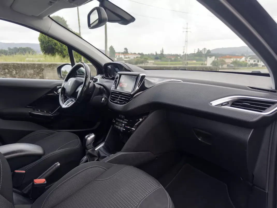 Peugeot 208 2018 - 10990 EUR, 181000 km - AUTO.MOTO.pt - 181000km - foto 31 de 38