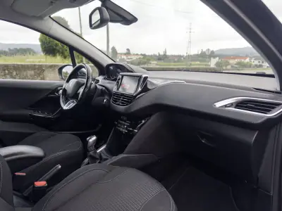 Peugeot 208 2018 - 10990 EUR, 181000 km - AUTO.MOTO.pt - 181000km - foto 31 de 38