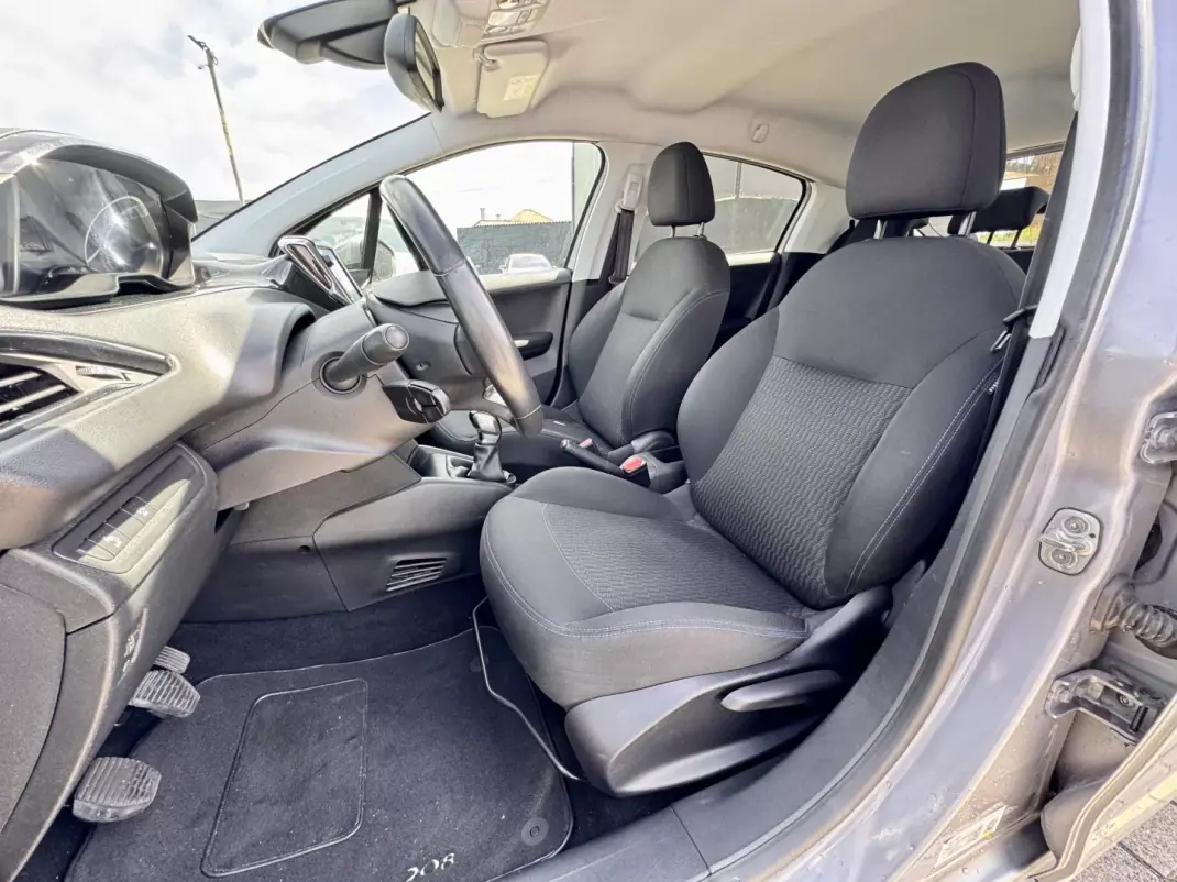 Peugeot 208 2019 - 11990 EUR, 53000 km - AUTO.MOTO.pt - 53000km - foto 15 de 19