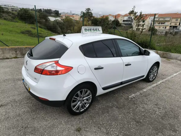 Renault Mégane 1.5 DCI III Hatchback 2013 - 3999 EUR, 317737 km - AUTO.MOTO.pt - 317737km - foto 19 de 50