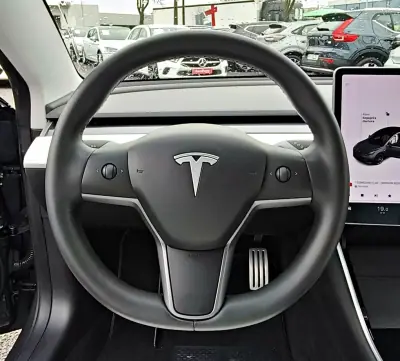 Tesla Model 3 2020 - 30400 EUR, 105371 km - AUTO.MOTO.pt - 105371km - foto 14 de 26