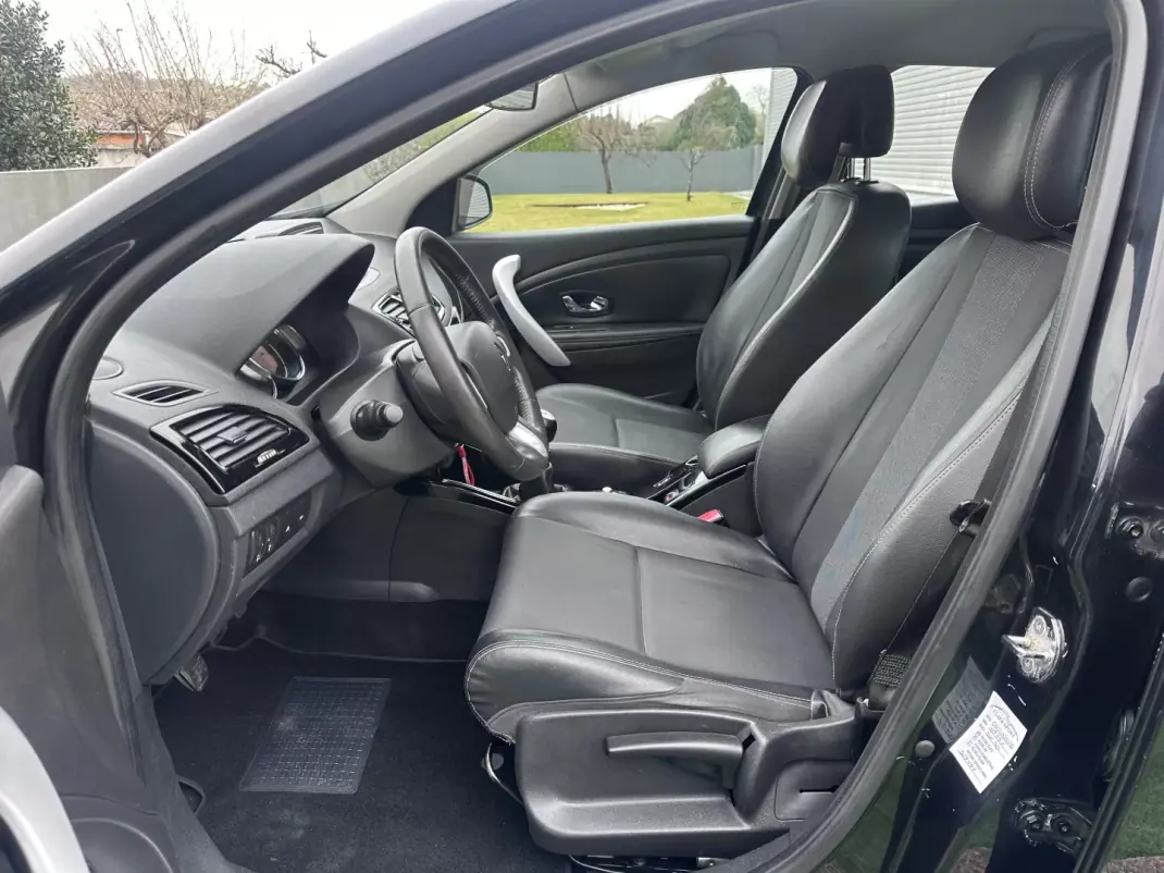 Renault Mégane 2012 - 7900 EUR, 270000 km - AUTO.MOTO.pt - 270000km - foto 24 de 36