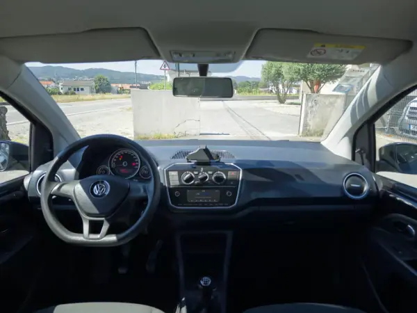 Volkswagen Up! 2016 - 7990 EUR, 97000 km - AUTO.MOTO.pt - 97000km - foto 15 de 28