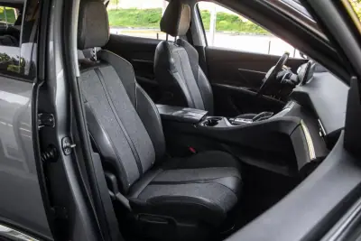 Peugeot 3008 2018 - 16890 EUR, 127901 km - AUTO.MOTO.pt - 127901km - foto 27 de 43
