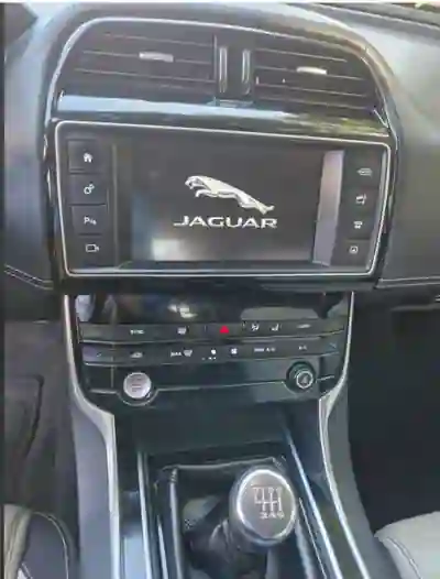 Jaguar XE 2016 — foto 5 de 7