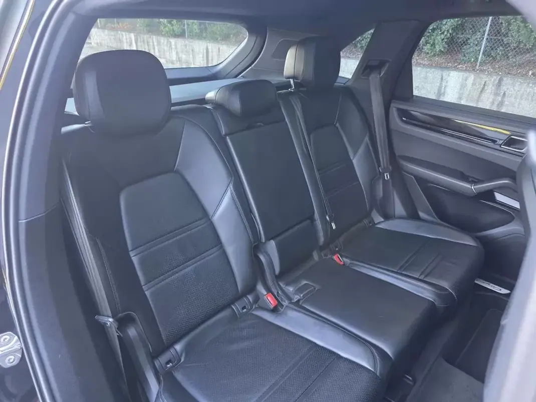 Porsche Cayenne 2018 - 53499 EUR, 142519 km - 142519km - foto 25 de 44