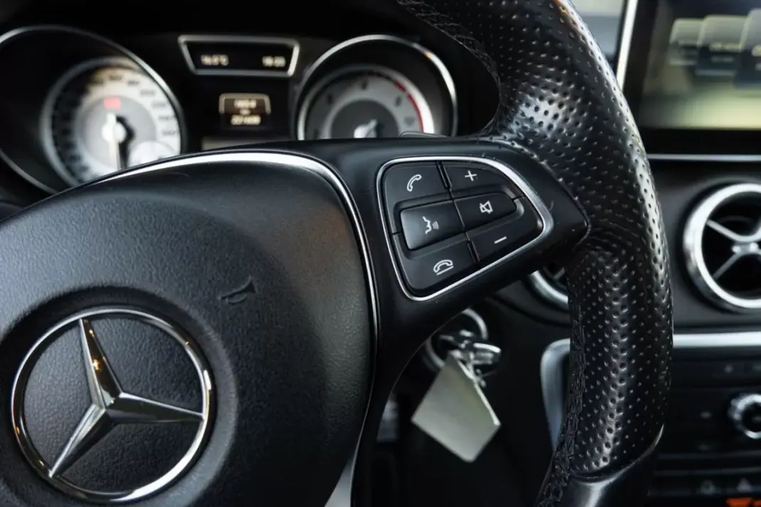 Mercedes-Benz CLA 200 2015 - 19999 EUR, 221608 km - AUTO.MOTO.pt - 221608km - foto 25 de 35
