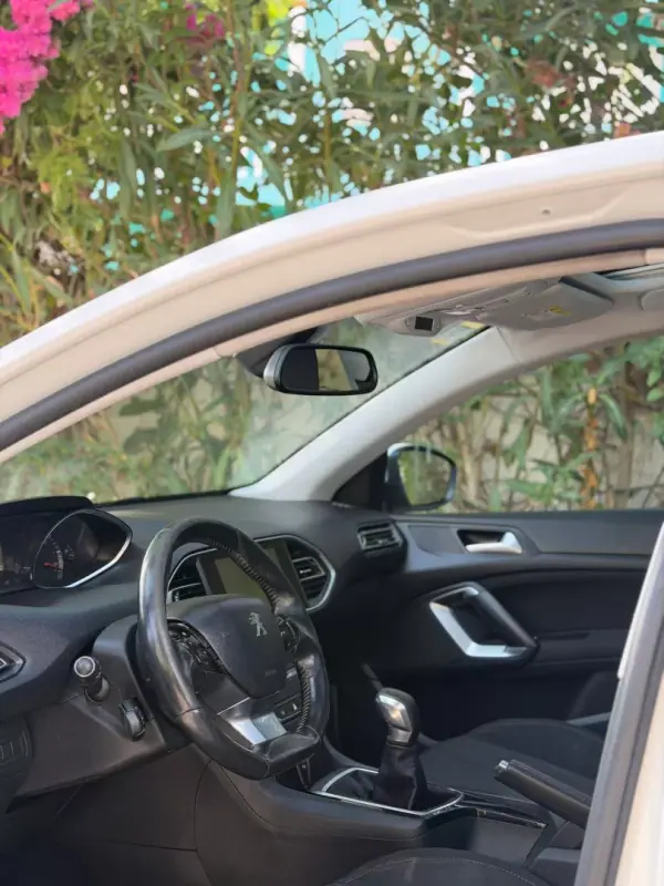 Peugeot 308 SW 2015 - 13900 EUR, 171684 km - AUTO.MOTO.pt - 171684km - foto 4 de 8