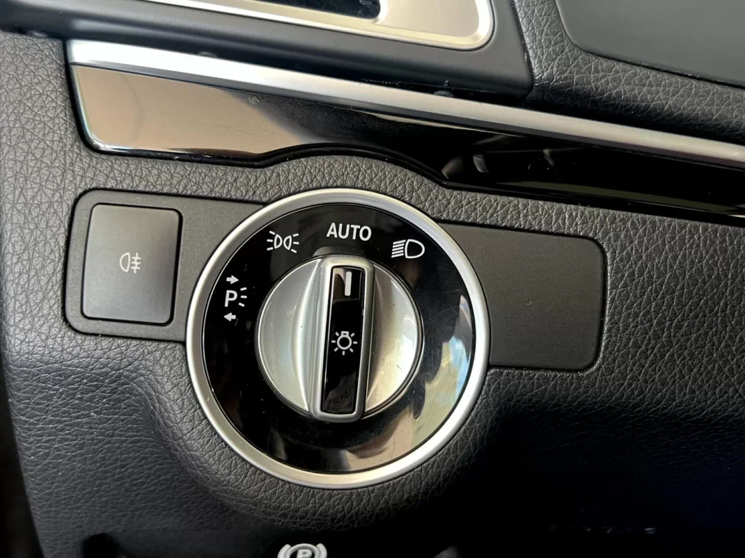 Mercedes-Benz E 220 2015 - 24999 EUR, 161900 km - AUTO.MOTO.pt - 161900km - foto 110 de 135