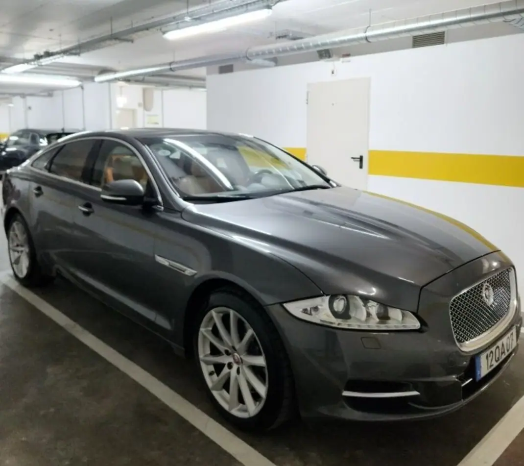 Jaguar XJ 2015 - 24999 EUR, 116000 km - AUTO.MOTO.pt - 116000km - foto 4 de 10