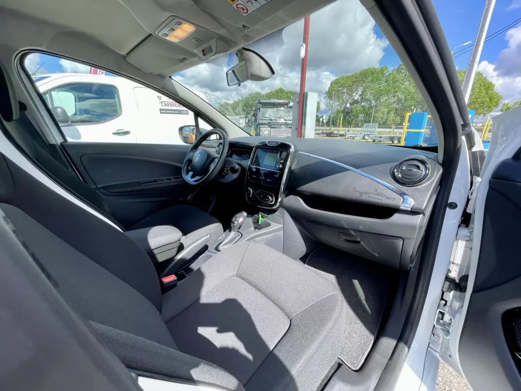 Renault Zoe 2019 - 12750 EUR, 46662 km - AUTO.MOTO.pt - 46662km - foto 27 de 32