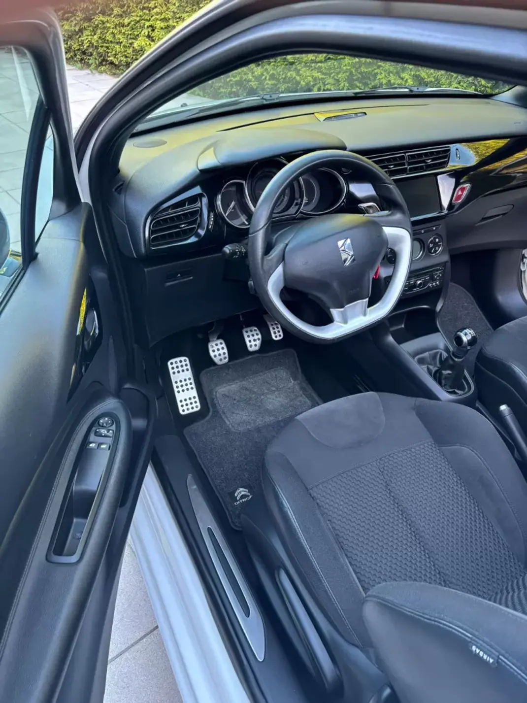 Citroën DS3 2013 - 10900 EUR, 135000 km - AUTO.MOTO.pt - 135000km - foto 18 de 31