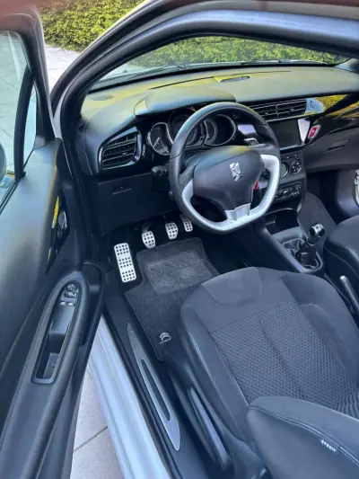 Citroën DS3 2013 - 10900 EUR, 135000 km - AUTO.MOTO.pt - 135000km - foto 18 de 31