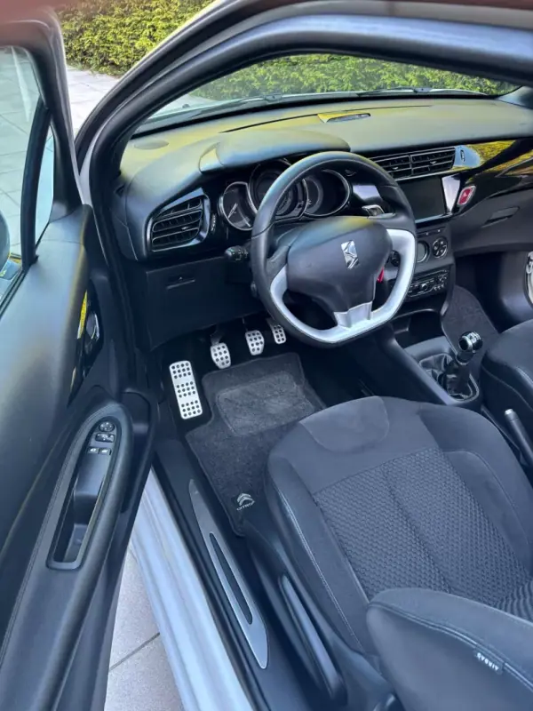 Citroën DS3 2013 - 10900 EUR, 135000 km - AUTO.MOTO.pt - 135000km - foto 18 de 31