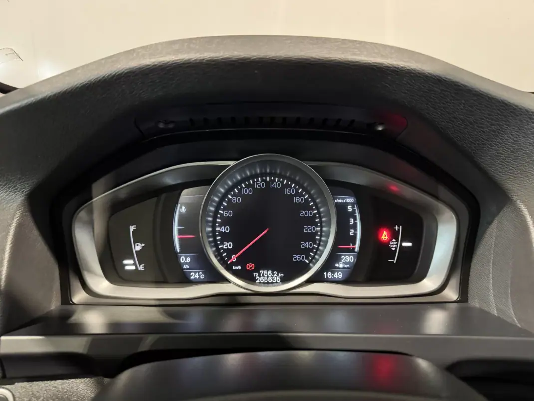 Volvo V60 2016 - 13900 EUR, 265393 km - 265393km - foto 27 de 44