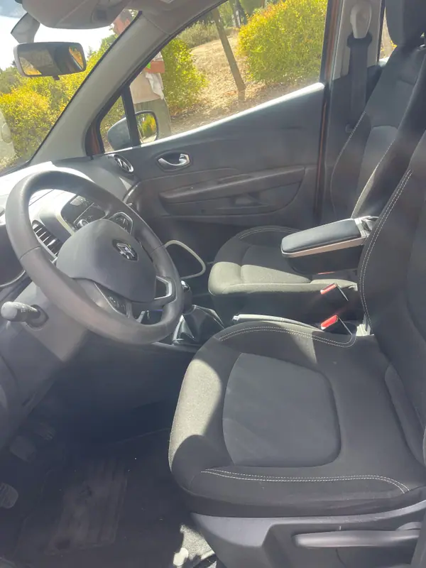 Renault Captur 2017 - 9400 EUR, 103000 km - AUTO.MOTO.pt - 103000km - foto 8 de 13