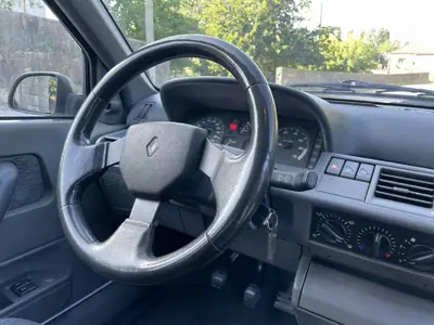 Renault Clio 1993 - 3900 EUR, 283000 km - AUTO.MOTO.pt - 283000km - foto 22 de 39