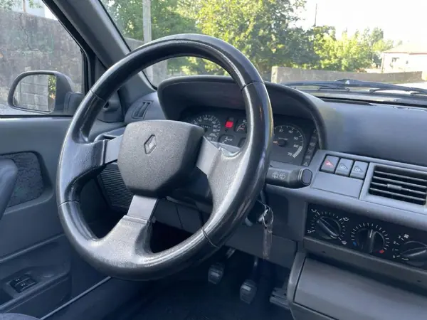 Renault Clio 1993 - 3900 EUR, 283000 km - AUTO.MOTO.pt - 283000km - foto 22 de 39