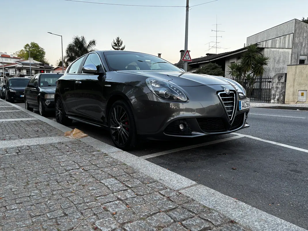 Alfa Romeo Giulietta 2013 - 11500 EUR, 140000 km - AUTO.MOTO.pt - 140000km - foto 5 de 14