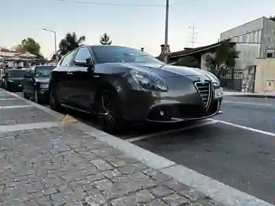 Alfa Romeo Giulietta 2013 - 11500 EUR, 140000 km - AUTO.MOTO.pt - 140000km - foto 5 de 14