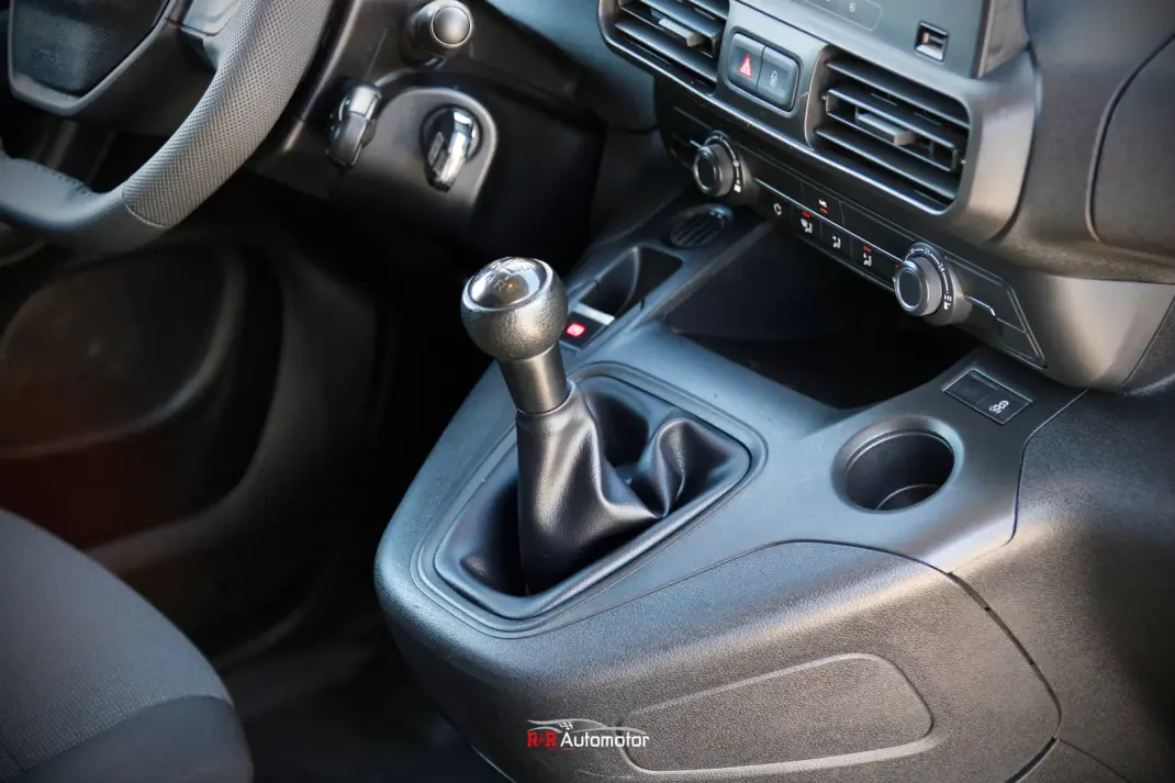 Peugeot Partner 1.5 BlueHDI Pro Longa 3L 2021 - 14750 EUR, 113000 km - AUTO.MOTO.pt - 113000km - foto 19 de 22