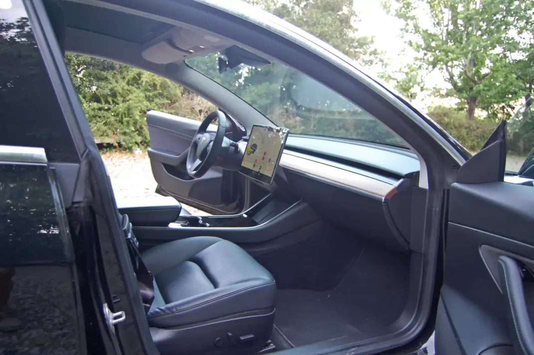 Tesla Model 3 2020 - 22500 EUR, 81000 km - AUTO.MOTO.pt - 81000km - foto 10 de 15