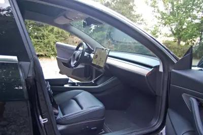 Tesla Model 3 2020 - 22500 EUR, 81000 km - AUTO.MOTO.pt - 81000km - foto 10 de 15