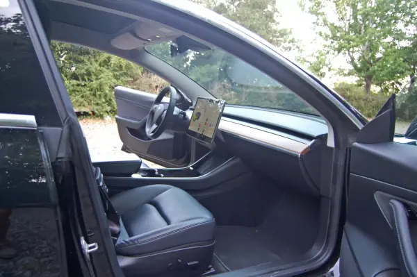 Tesla Model 3 2020 - 22750 EUR, 81000 km - AUTO.MOTO.pt - 81000km - foto 10 de 15