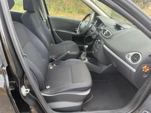 Renault Clio 2006 - 4500 EUR, 148000 km - AUTO.MOTO.pt - 148000km - foto 12 de 27