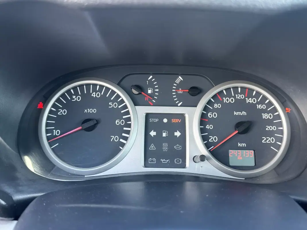 Renault Clio 2002 - 2750 EUR, 240000 km - AUTO.MOTO.pt - 240000km - foto 13 de 25