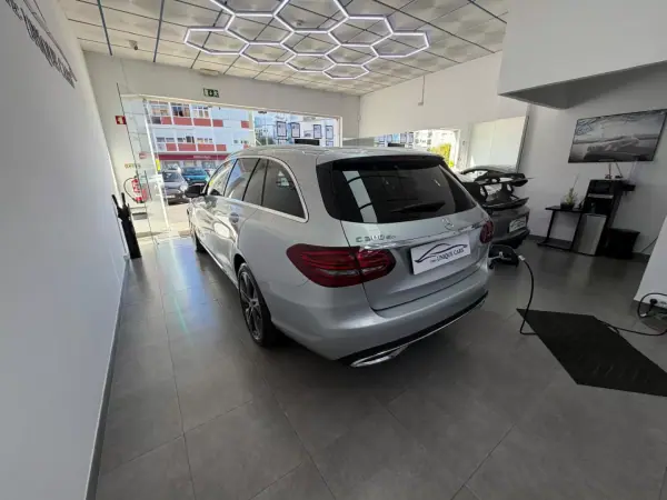Mercedes-Benz C 300 2021 — foto 2 de 7