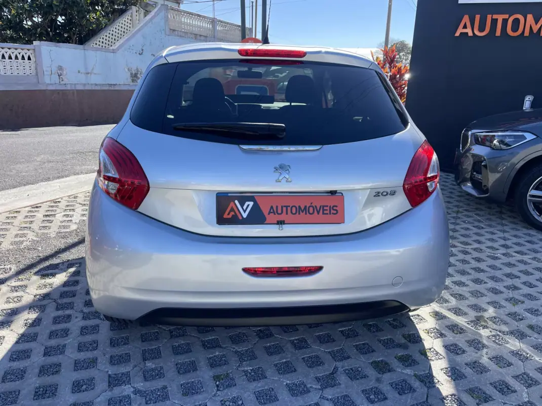 Peugeot 208 2014 - 11950 EUR, 143371 km - AUTO.MOTO.pt - 143371km - foto 6 de 12