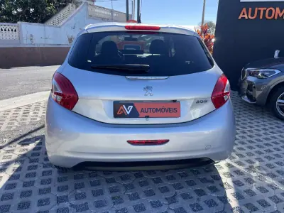 Peugeot 208 2014 - 11950 EUR, 143371 km - AUTO.MOTO.pt - 143371km - foto 6 de 12