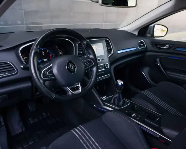Renault Mégane Sport Tourer 2018 - 15990 EUR, 126740 km - AUTO.MOTO.pt - 126740km - foto 6 de 65