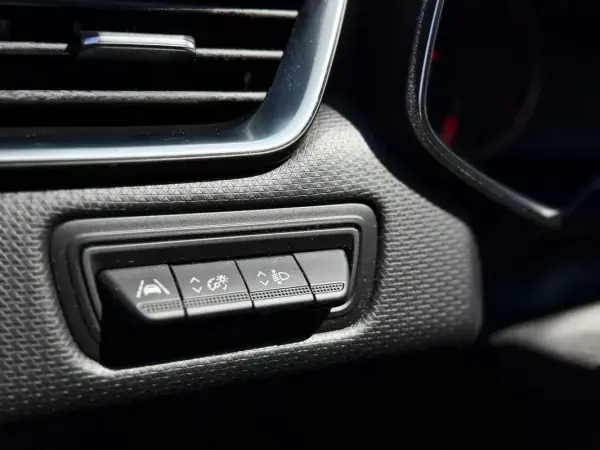 Renault Clio 2020 - 10990 EUR, 131695 km - AUTO.MOTO.pt - 131695km - foto 8 de 10