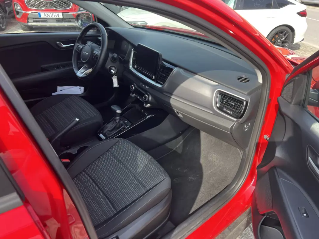 Kia Stonic 2025 - 20500 EUR, 17500 km - AUTO.MOTO.pt - 17500km - foto 11 de 19