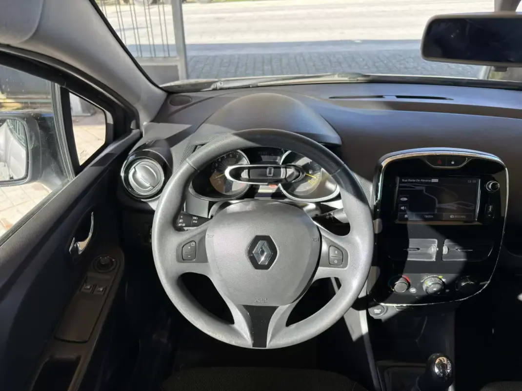 Renault Clio Sport Tourer 2014 - 8950 EUR, 143153 km - AUTO.MOTO.pt - 143153km - foto 15 de 30