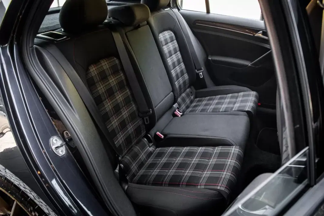 Volkswagen Golf 2015 - 24990 EUR, 83192 km - AUTO.MOTO.pt - 83192km - foto 34 de 45