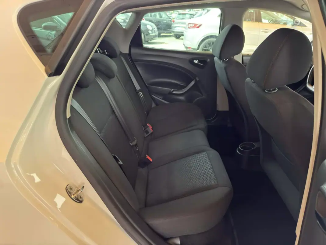 SEAT Ibiza 2013 - 9950 EUR, 120356 km - AUTO.MOTO.pt - 120356km - foto 26 de 29