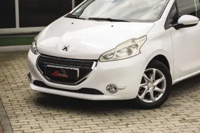 Peugeot 208 2014 - 7900 EUR, 203000 km - AUTO.MOTO.pt - 203000km - foto 3 de 18