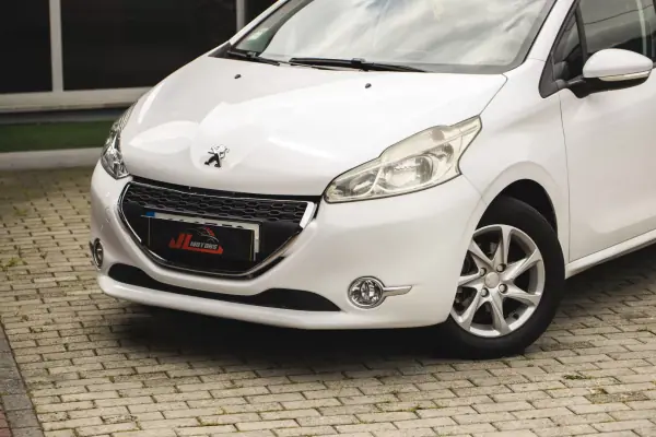 Peugeot 208 2014 - 7900 EUR, 203000 km - AUTO.MOTO.pt - 203000km - foto 3 de 18