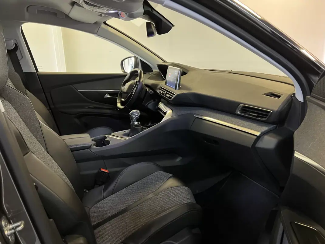 Peugeot 3008 2019 - 12990 EUR, 115000 km - AUTO.MOTO.pt - 115000km - foto 8 de 43