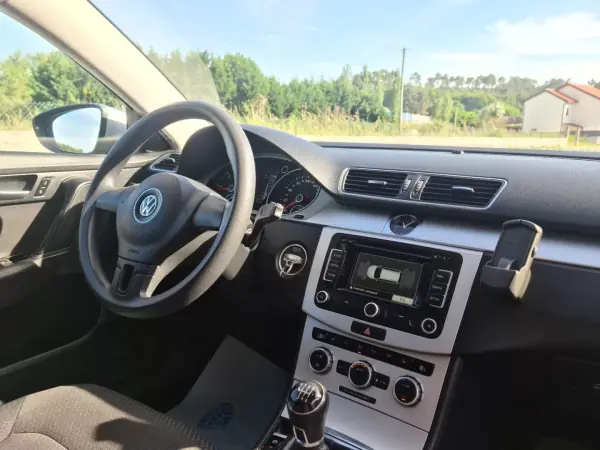 Volkswagen Passat Variant 2014 - 10750 EUR, 222000 km - AUTO.MOTO.pt - 222000km - foto 19 de 26