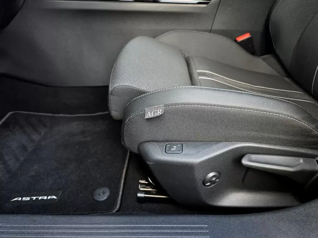 Opel Astra 2023 - 19900 EUR, 16940 km - AUTO.MOTO.pt - 16940km - foto 30 de 39